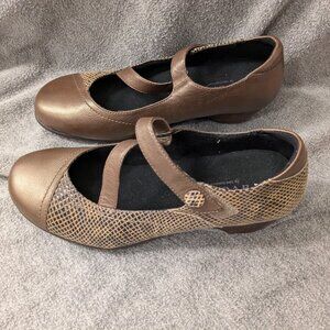 LAST CHANCE!  New! Woman's 9.5 WW Mary Janes Shoes Leather Aravon New Balance